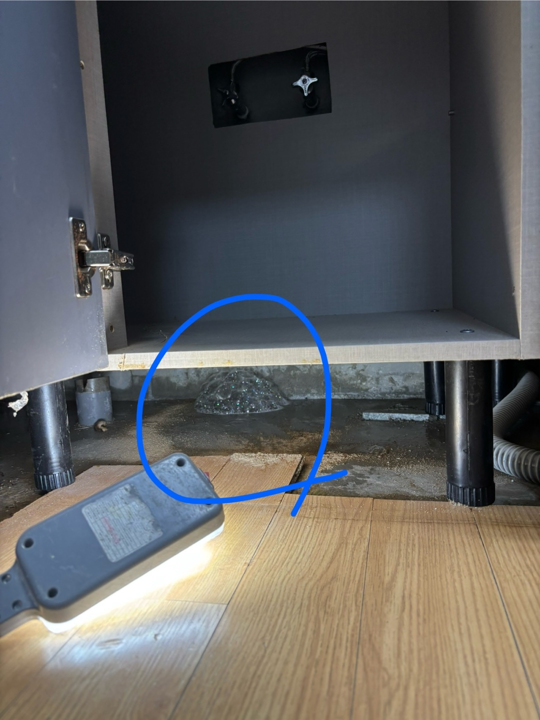 검암동 빌라 주방 바닥 물 올라옴 - 마루 젖음